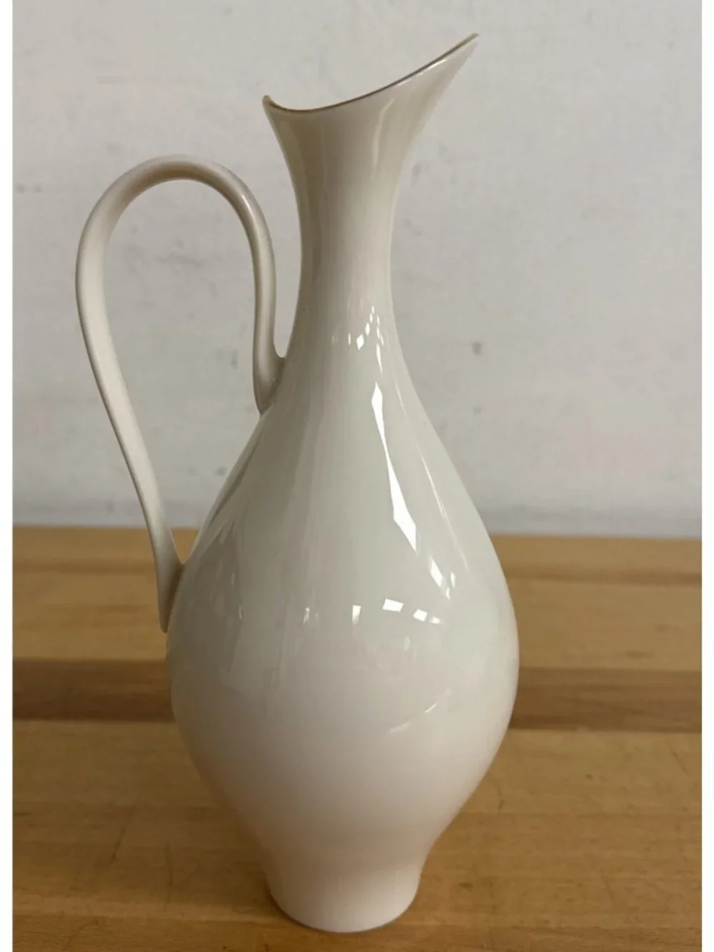 Lenox Sleek Modern Pitcher LENOX, USA Gold Trim White Handle & Interior